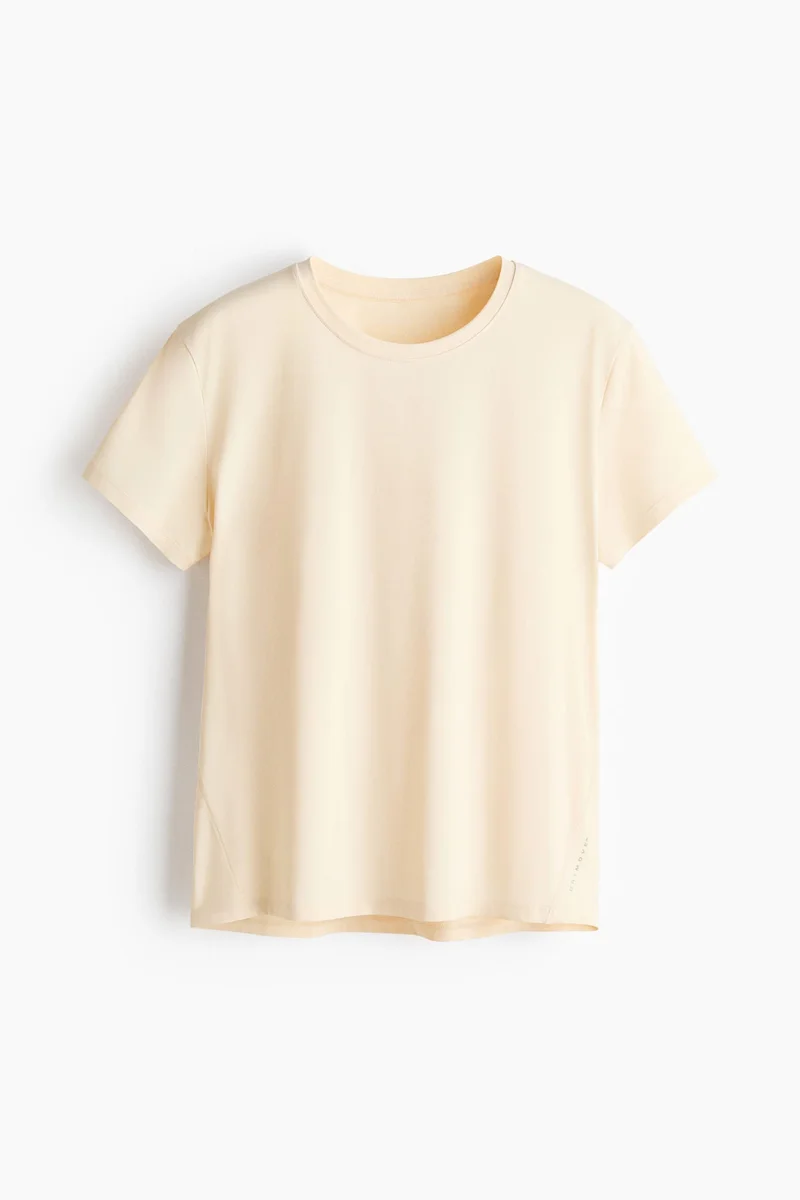 اتش اند ام تي‑شيرت للركض بخاصية التبريد وتقنية دراي موف™